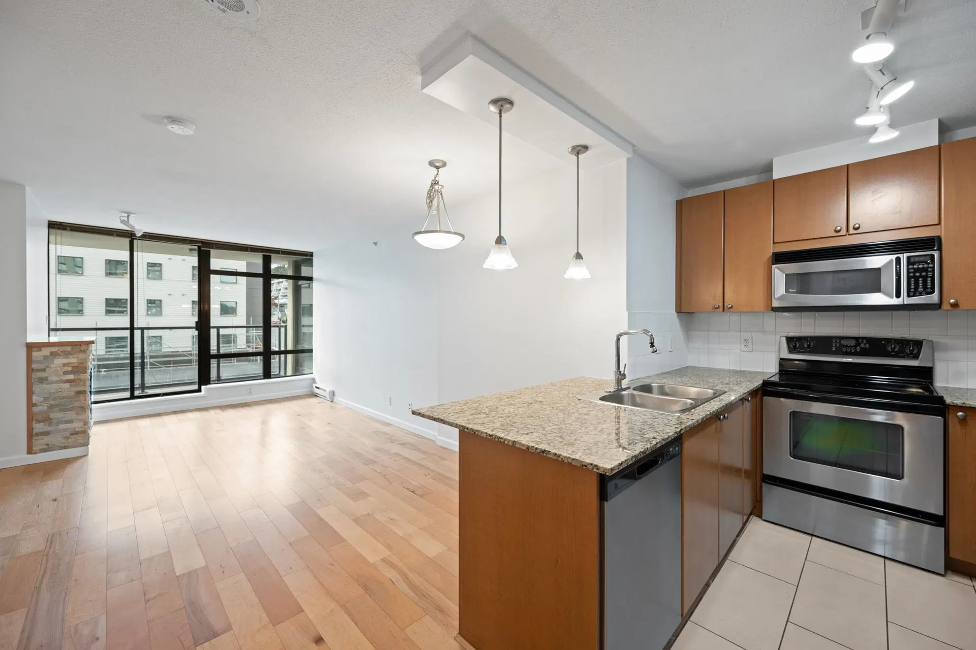Photo 2 of 40 at #508 – 610 Victoria Street