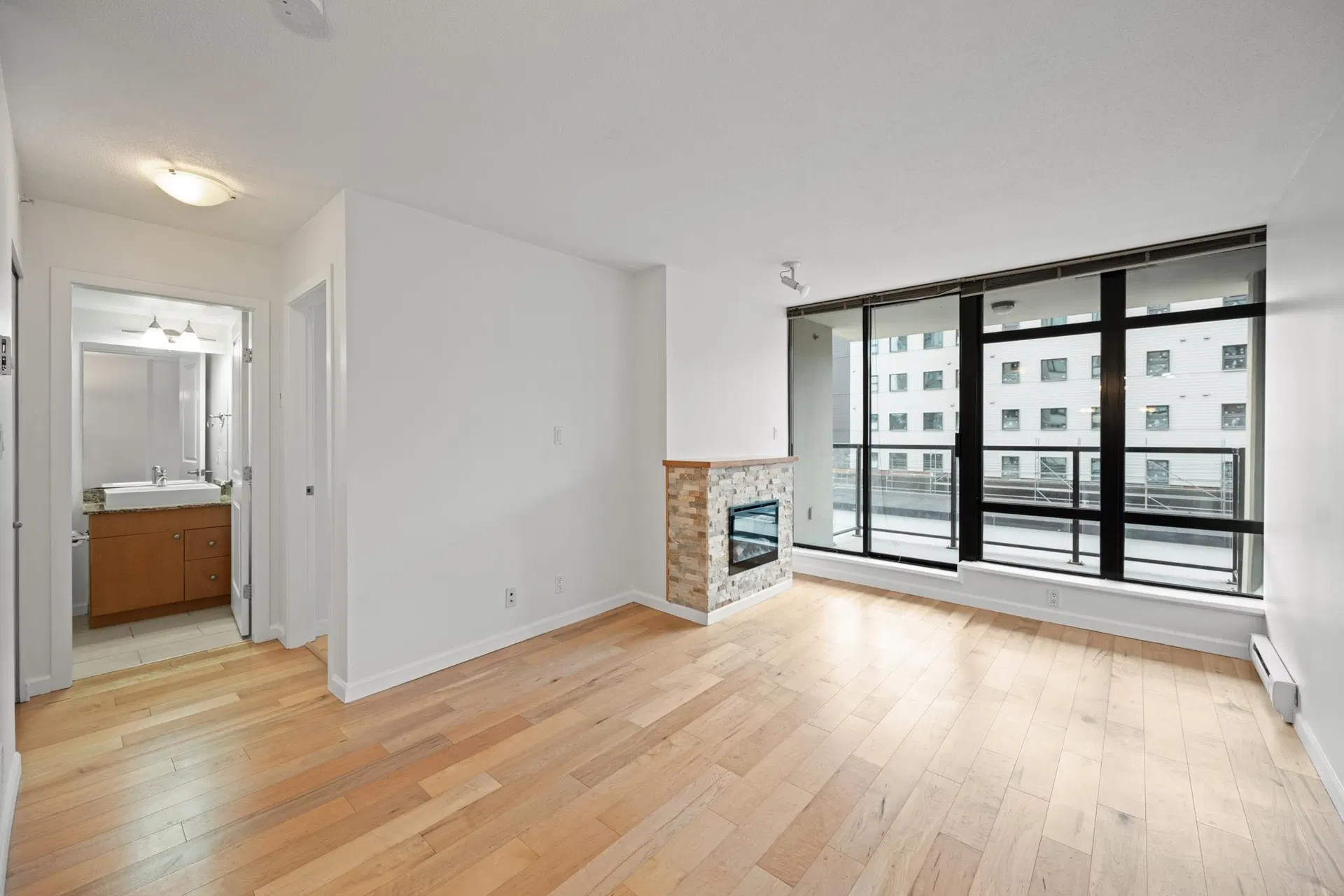 Photo 4 of 40 at #508 – 610 Victoria Street