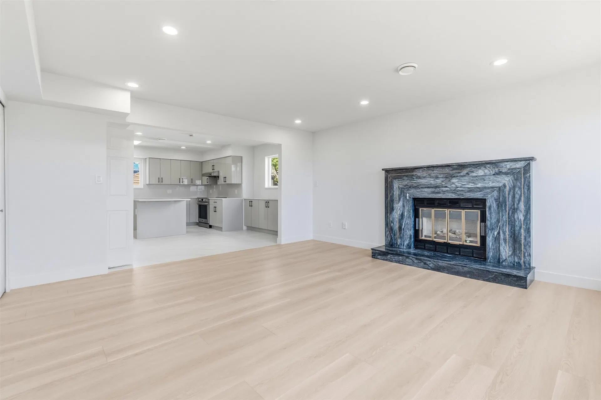 Photo 4 of 40 at 1761 E 57th Avenue