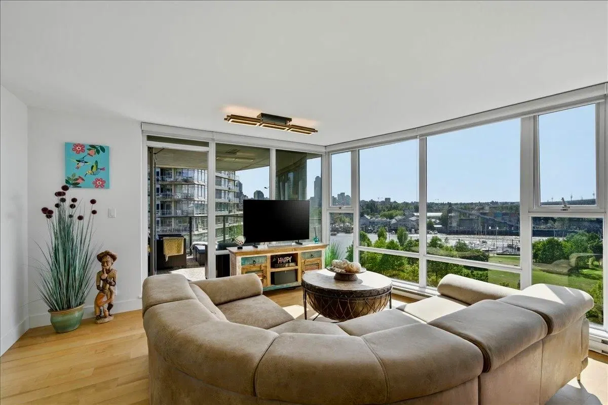 Photo 3 of 40 at #803 – 455 Beach Crescent