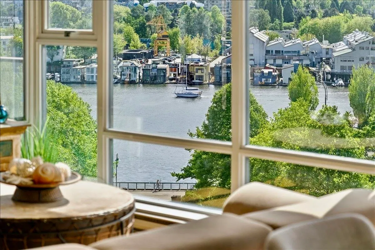 Photo 4 of 40 at #803 – 455 Beach Crescent