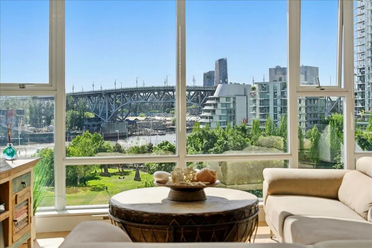 Photo 5 of 40 at #803 – 455 Beach Crescent