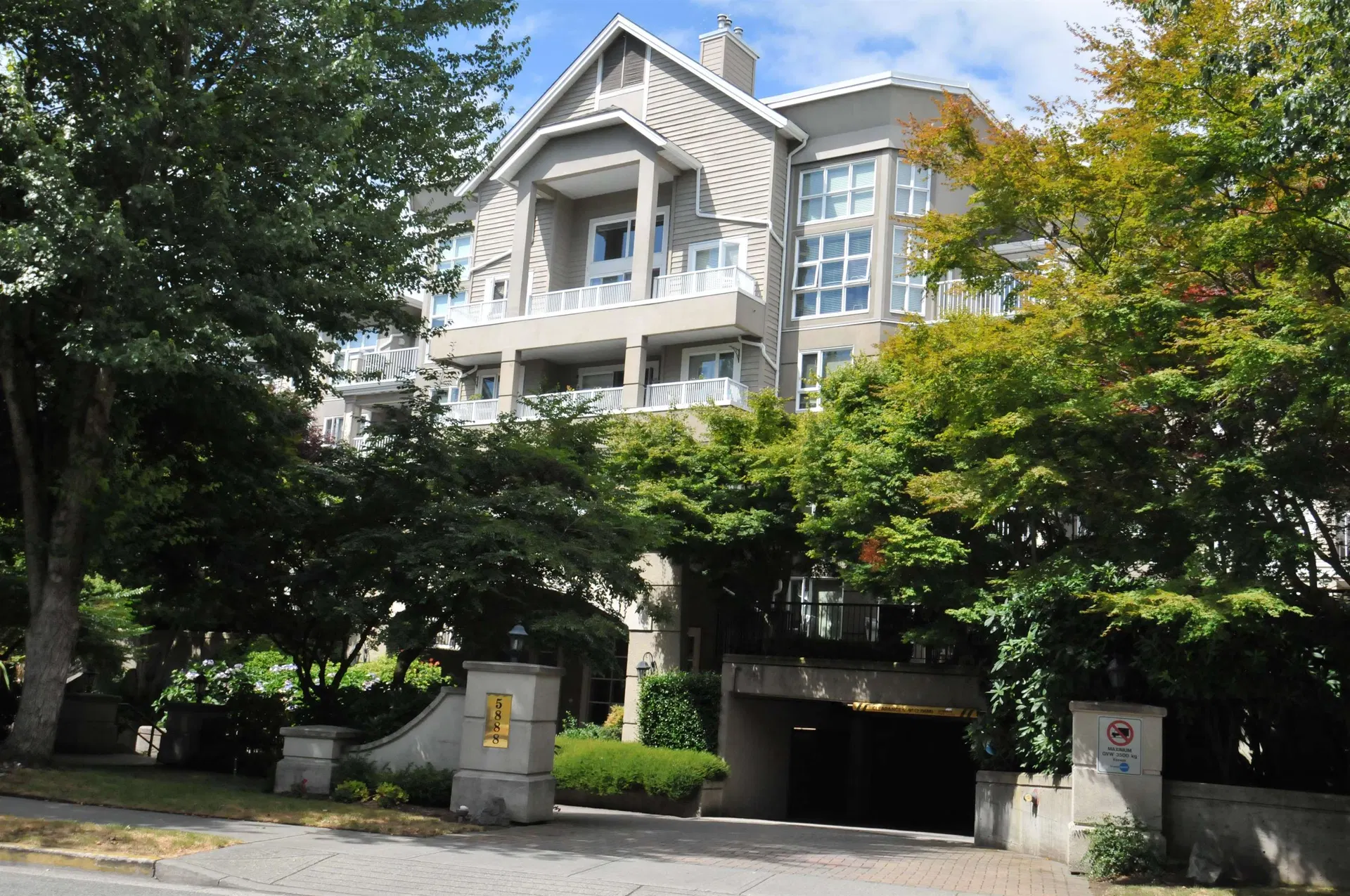 #302 – 5888 Dover Crescent