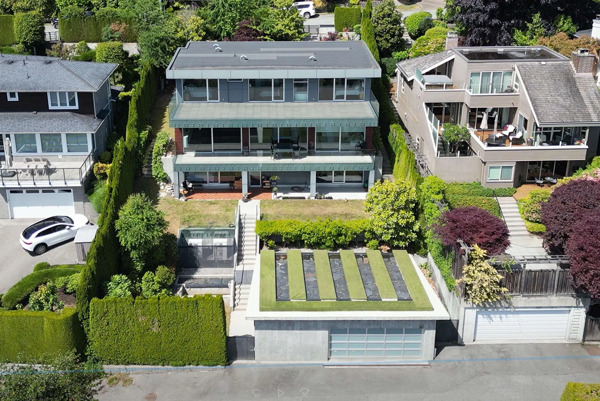 Photo 3 of 40 at 2370 Palmerston Avenue