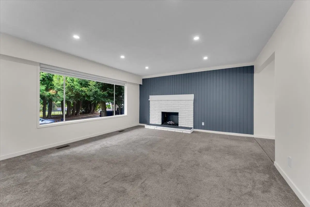 Photo 4 of 32 at 2558 Lakeview Crescent