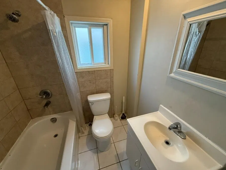 Photo 5 of 10 at 301 E 41st Avenue