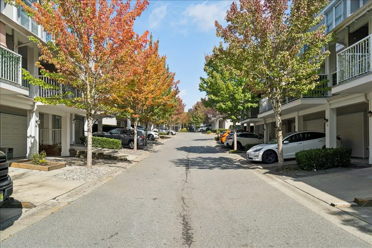 Photo 4 of 32 at #9 – 6555 192a Street