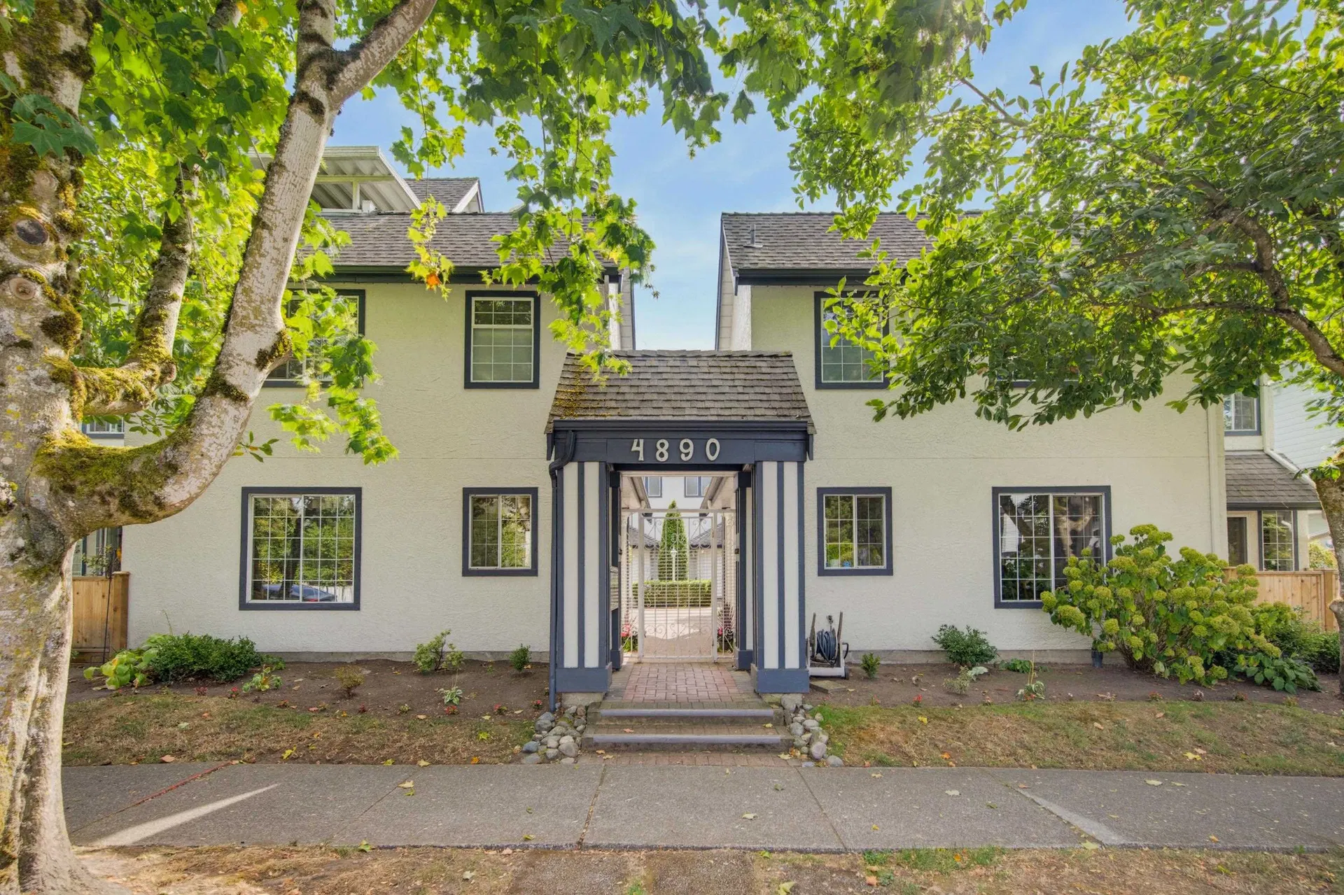#4 – 4890 48 Avenue