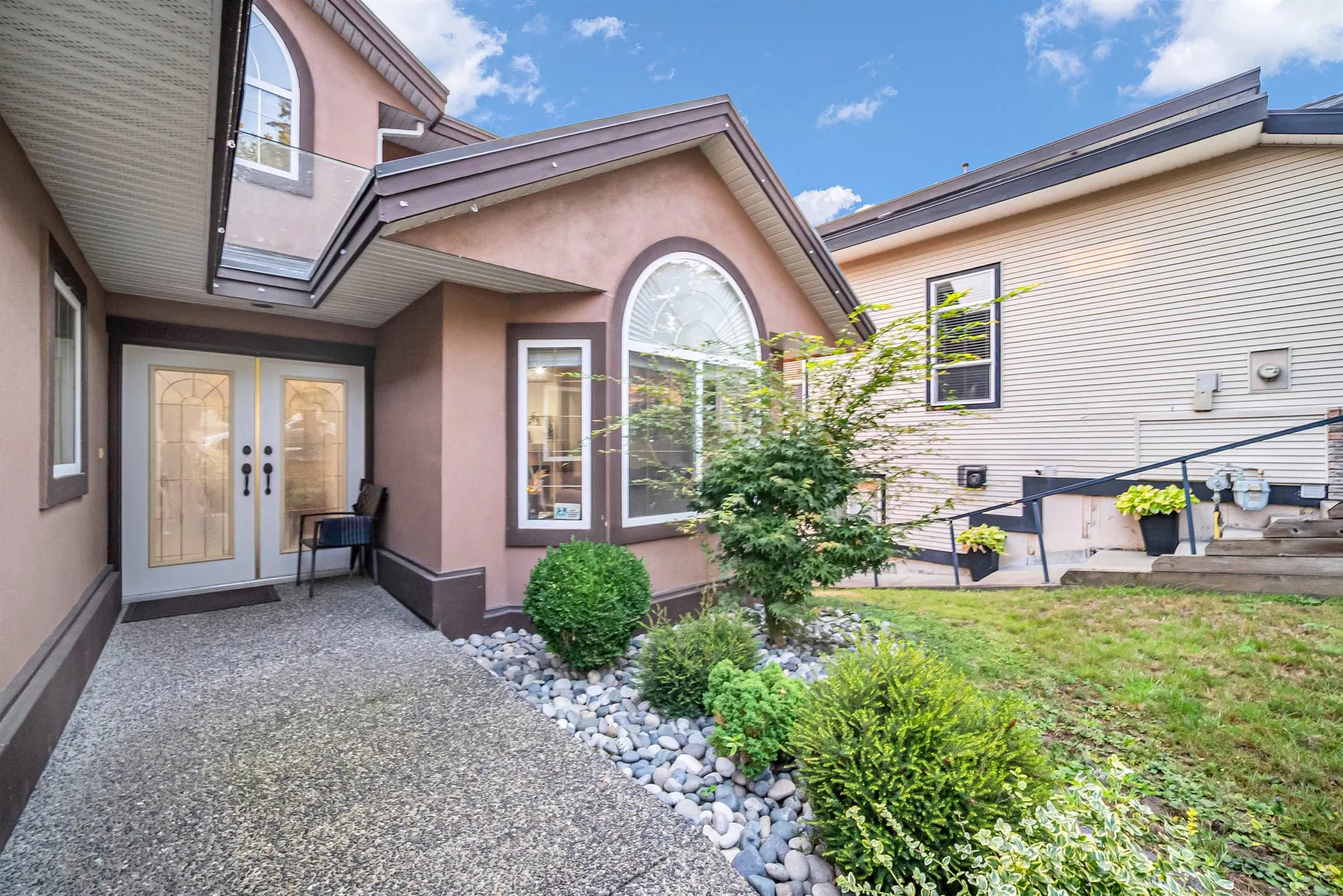 Photo 3 of 40 at 10442 Tamarack Crescent