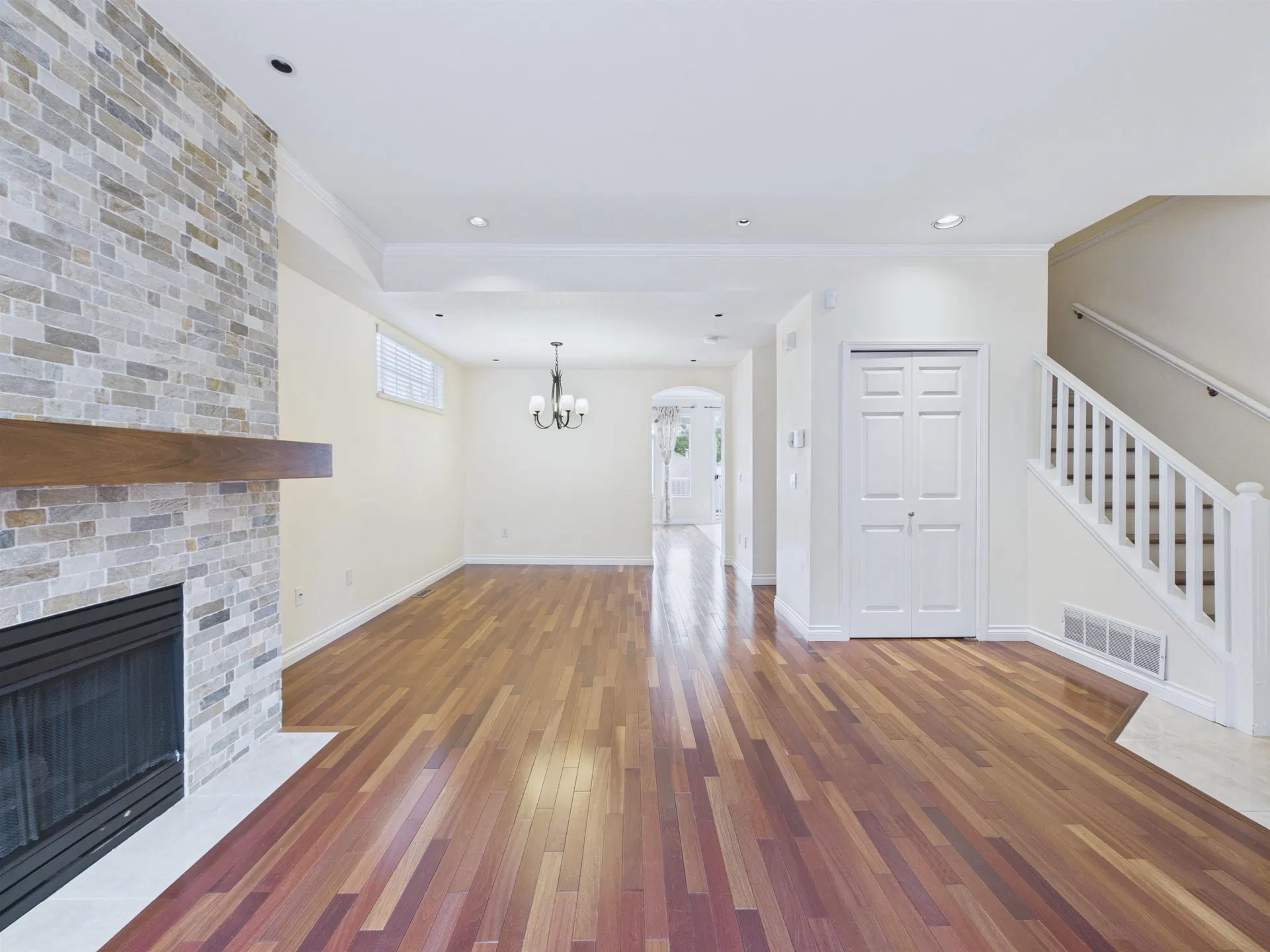 Photo 3 of 24 at #48 – 5298 Oakmount Crescent