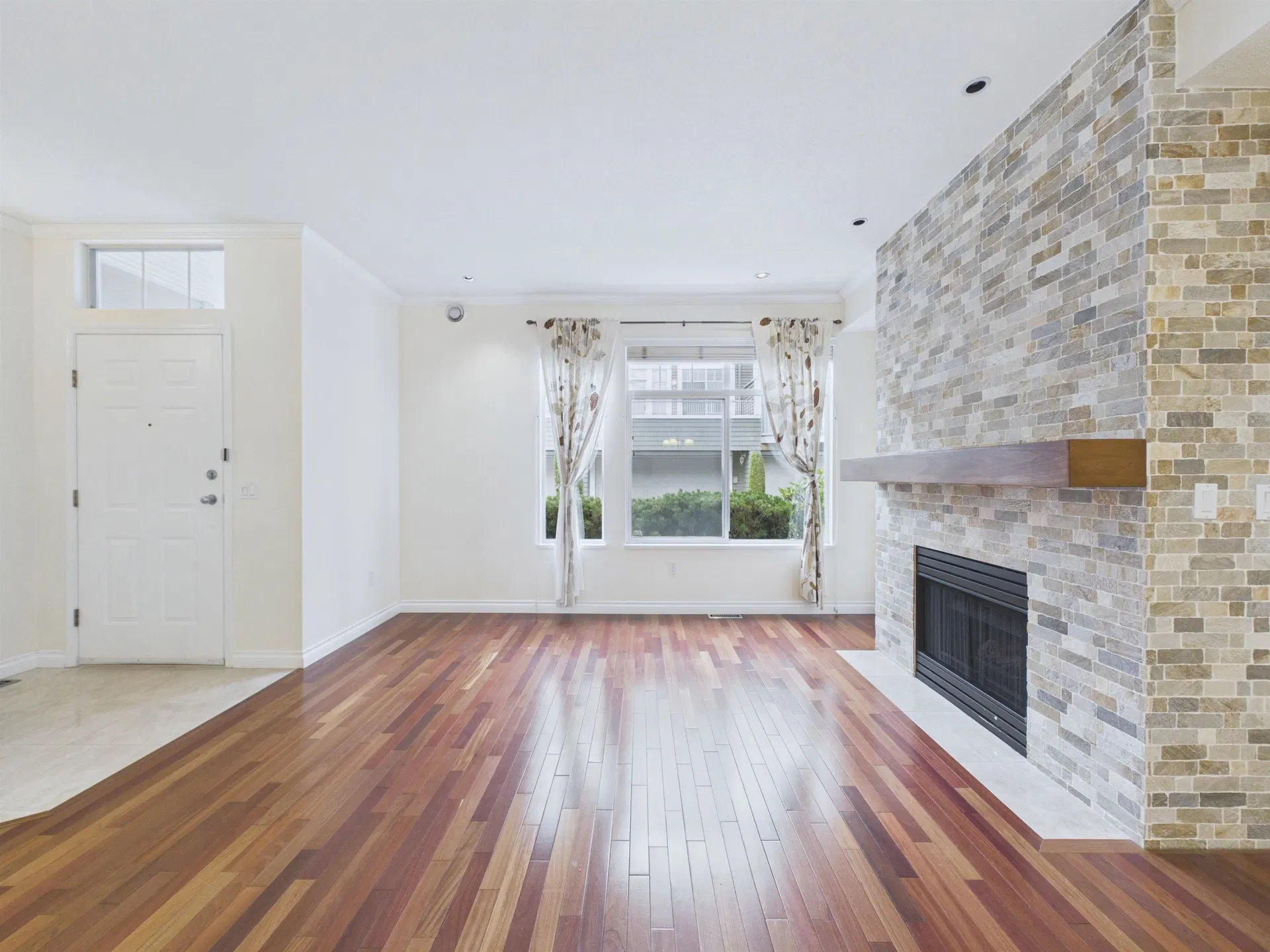 Photo 4 of 24 at #48 – 5298 Oakmount Crescent