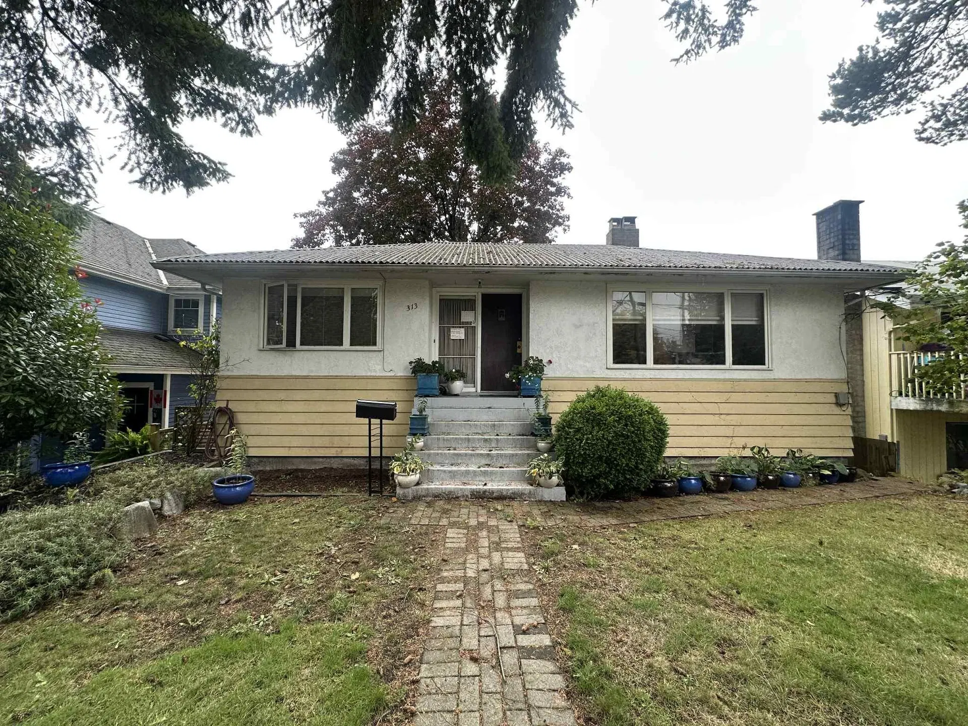 Photo 2 of 11 at 313 E 13th Street