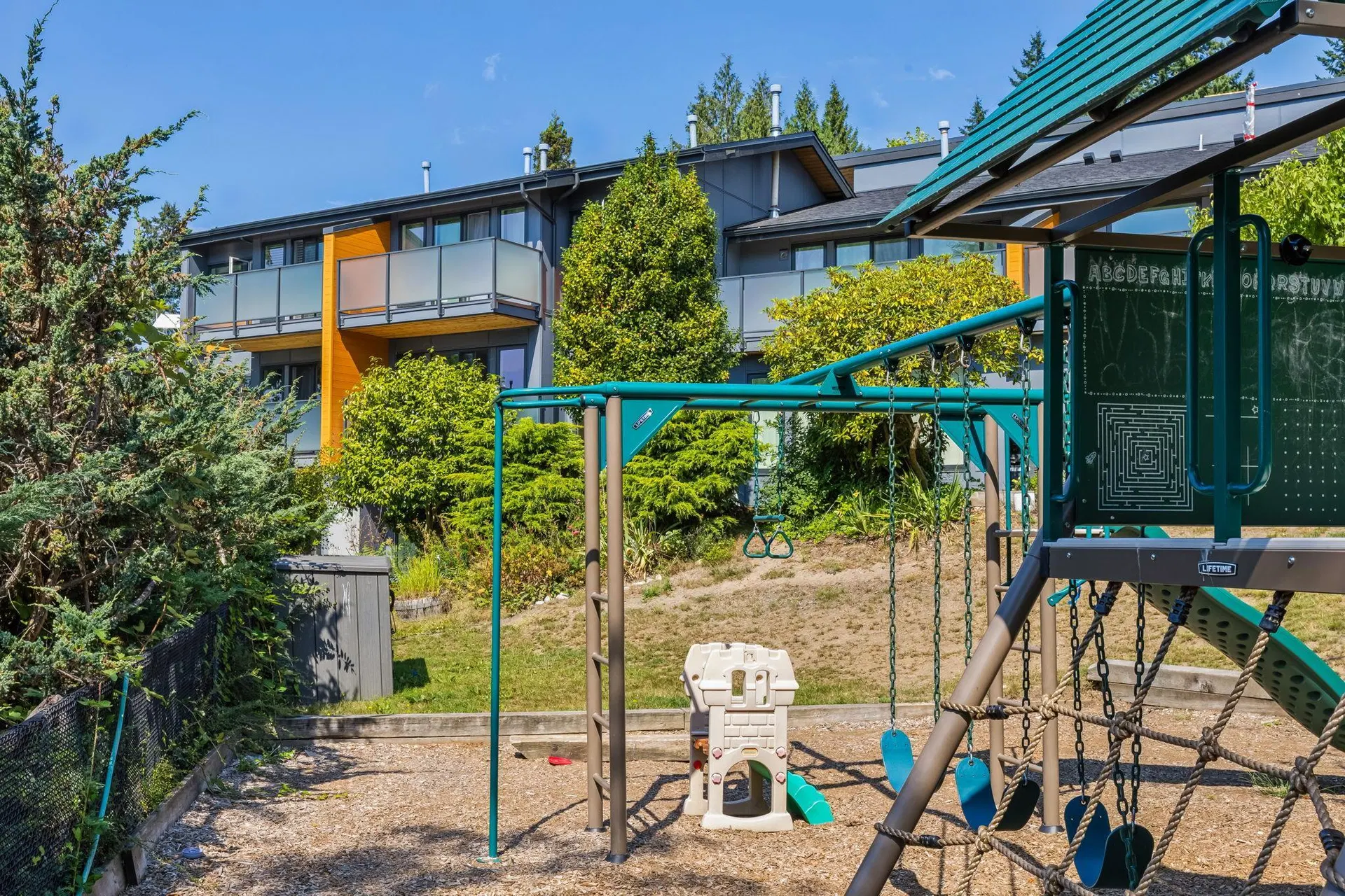 Photo 5 of 12 at 1084 Lillooet Road