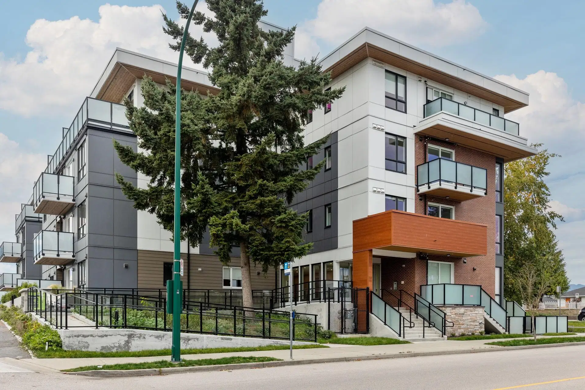 #403 – 4933 Clarendon Street