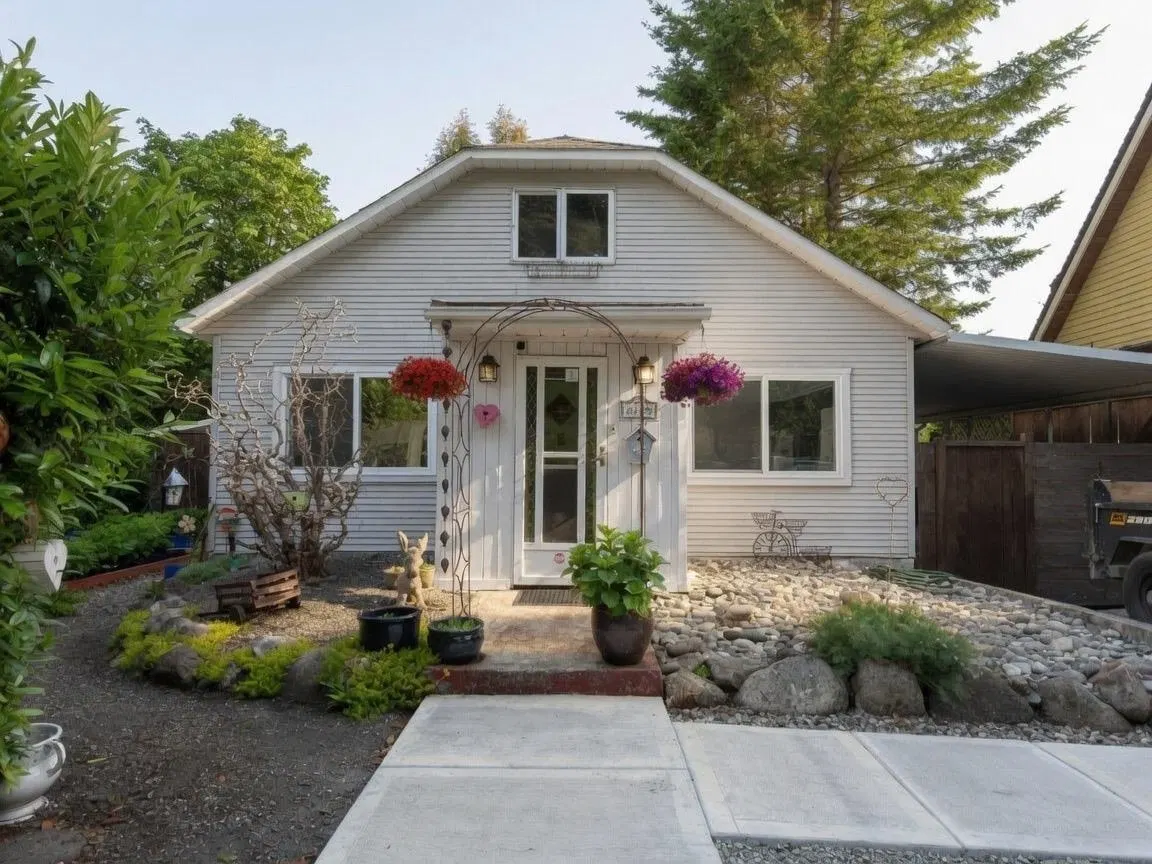 Photo 1 of 39 at 2725 Gordon Avenue