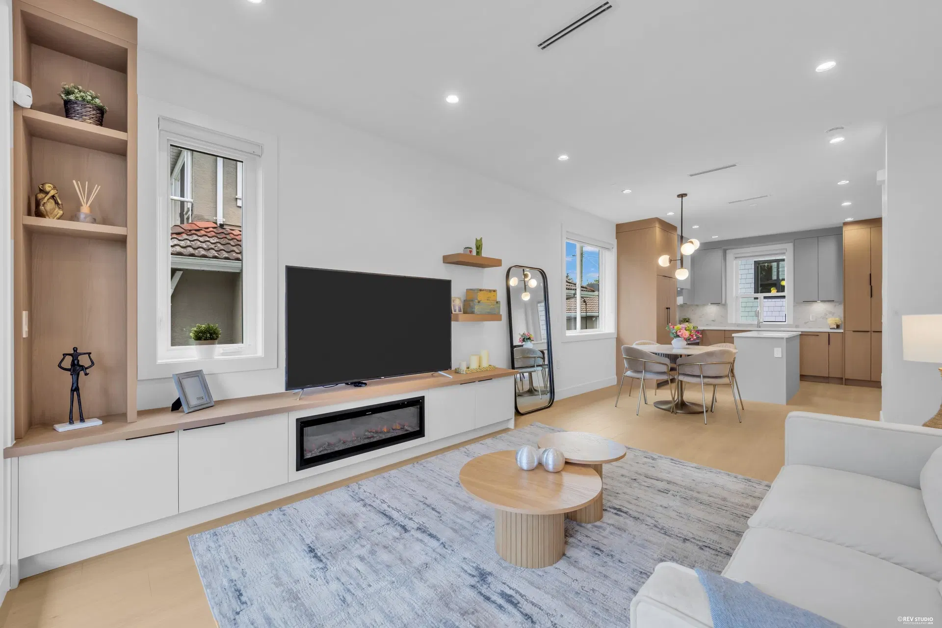 Photo 3 of 40 at #1 – 3436 Triumph Street