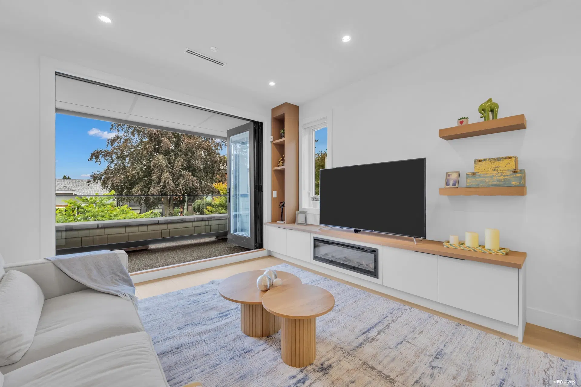 Photo 4 of 40 at #1 – 3436 Triumph Street