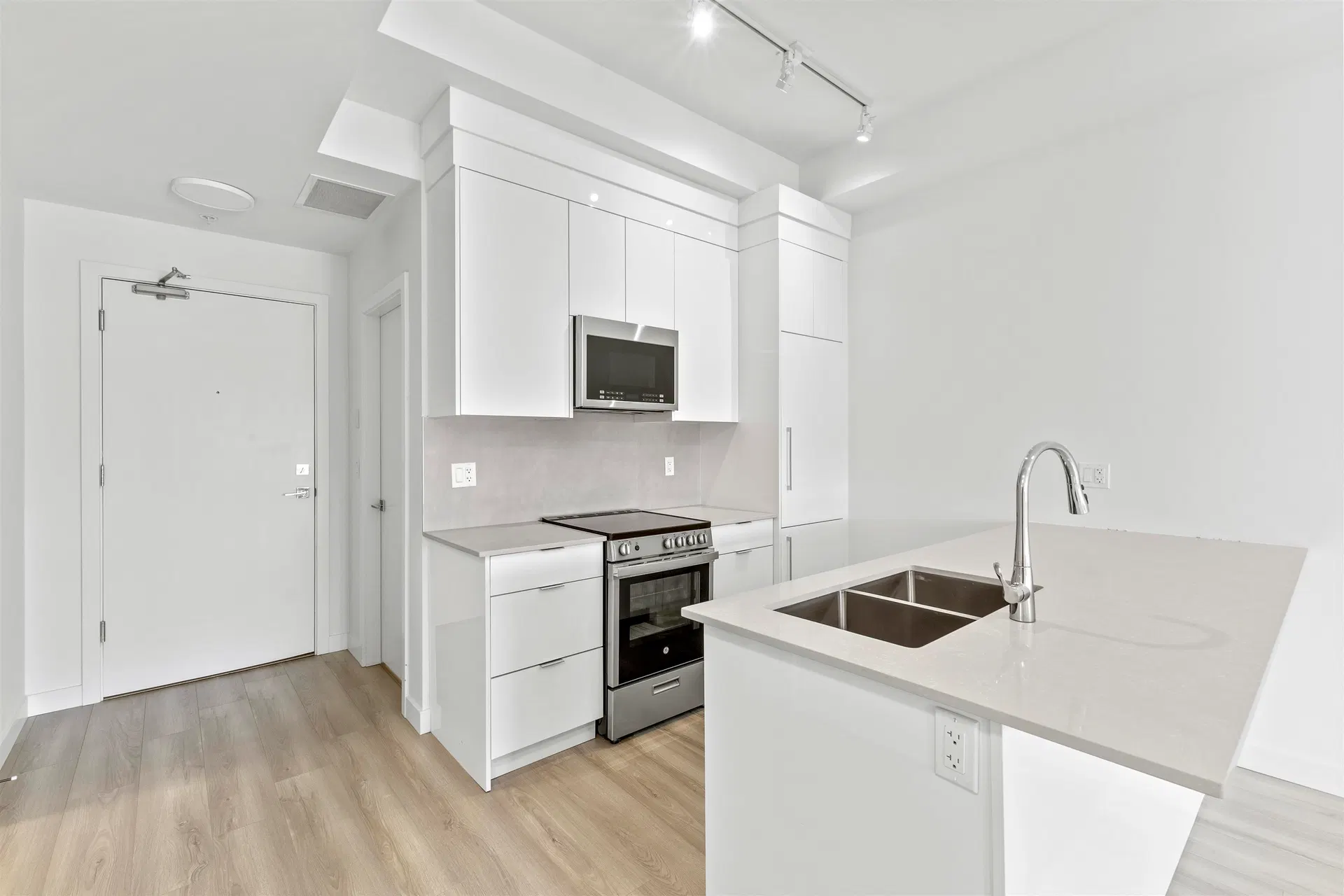Photo 4 of 20 at #510 – 11913 Burnett Street
