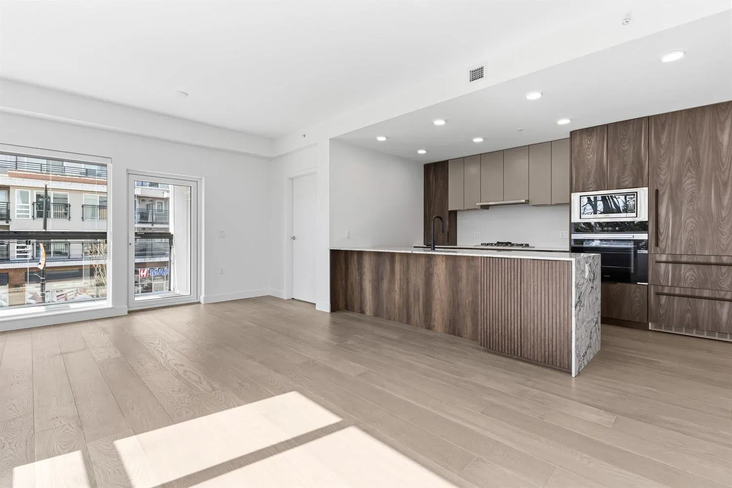 #206 – 3590 39th Avenue