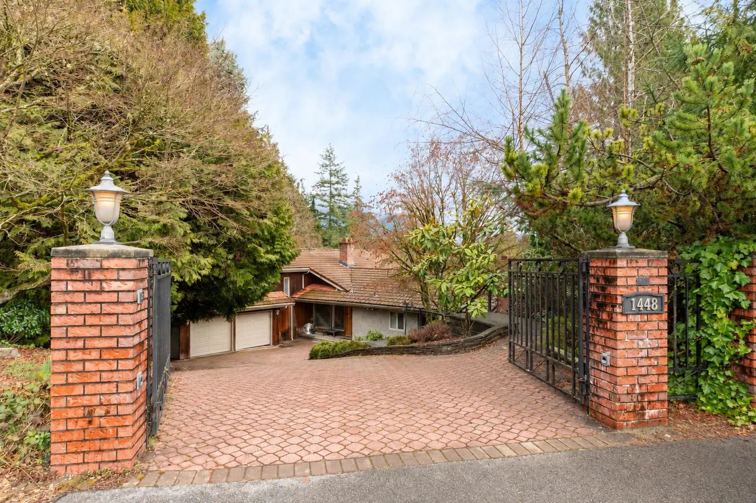 Photo 2 of 11 at 1448 Sandhurst Place
