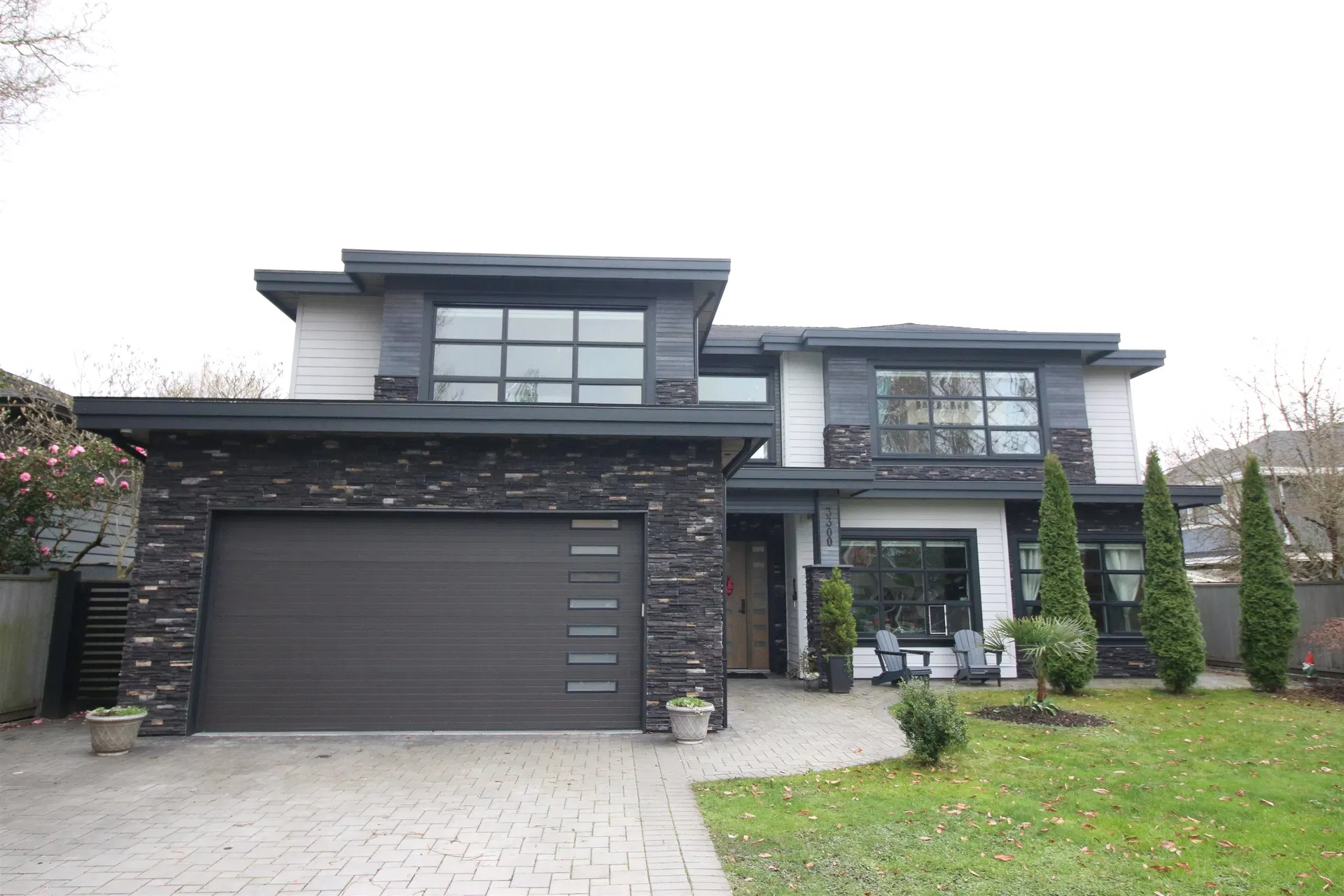 Photo 1 of 31 at 3300 Jesmond Avenue