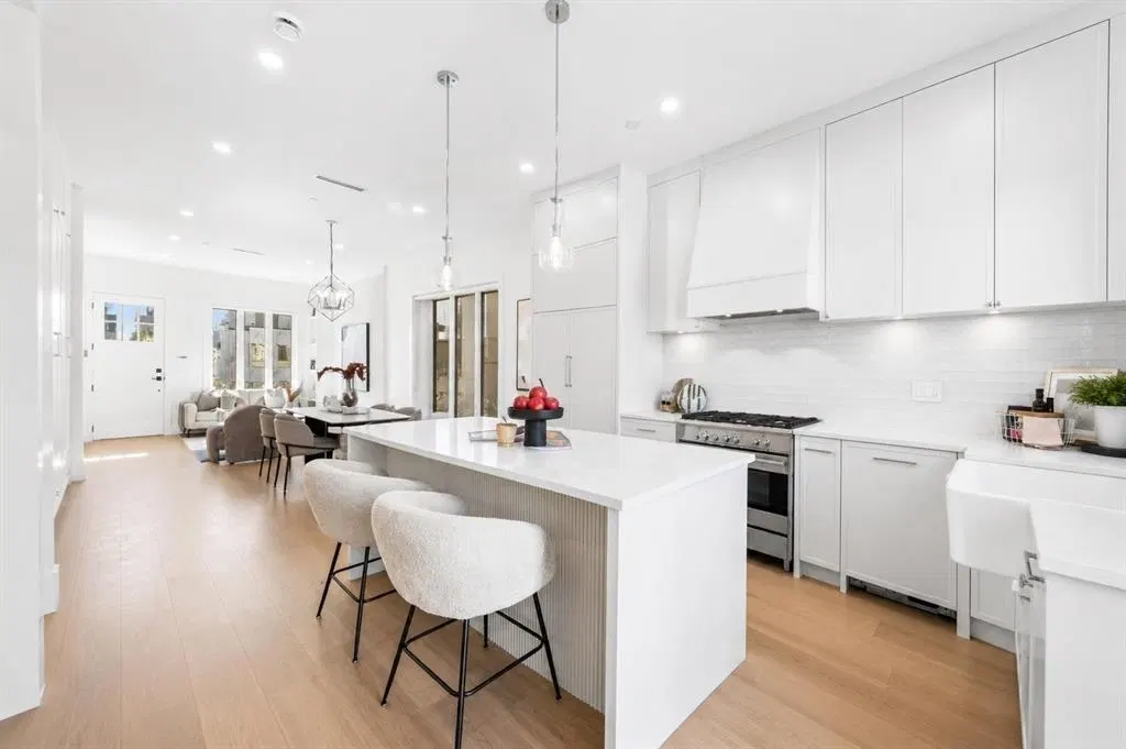Photo 5 of 33 at 531 W 61st Avenue