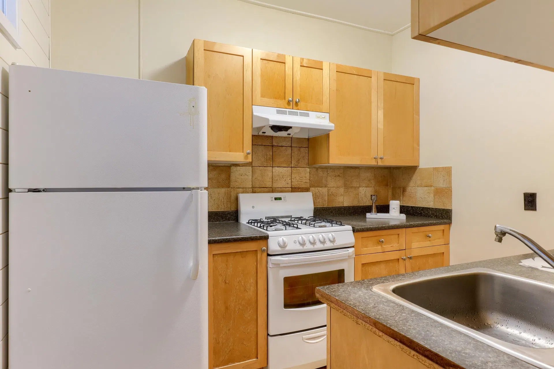 Photo 3 of 15 at #6 – 935 Jervis Street