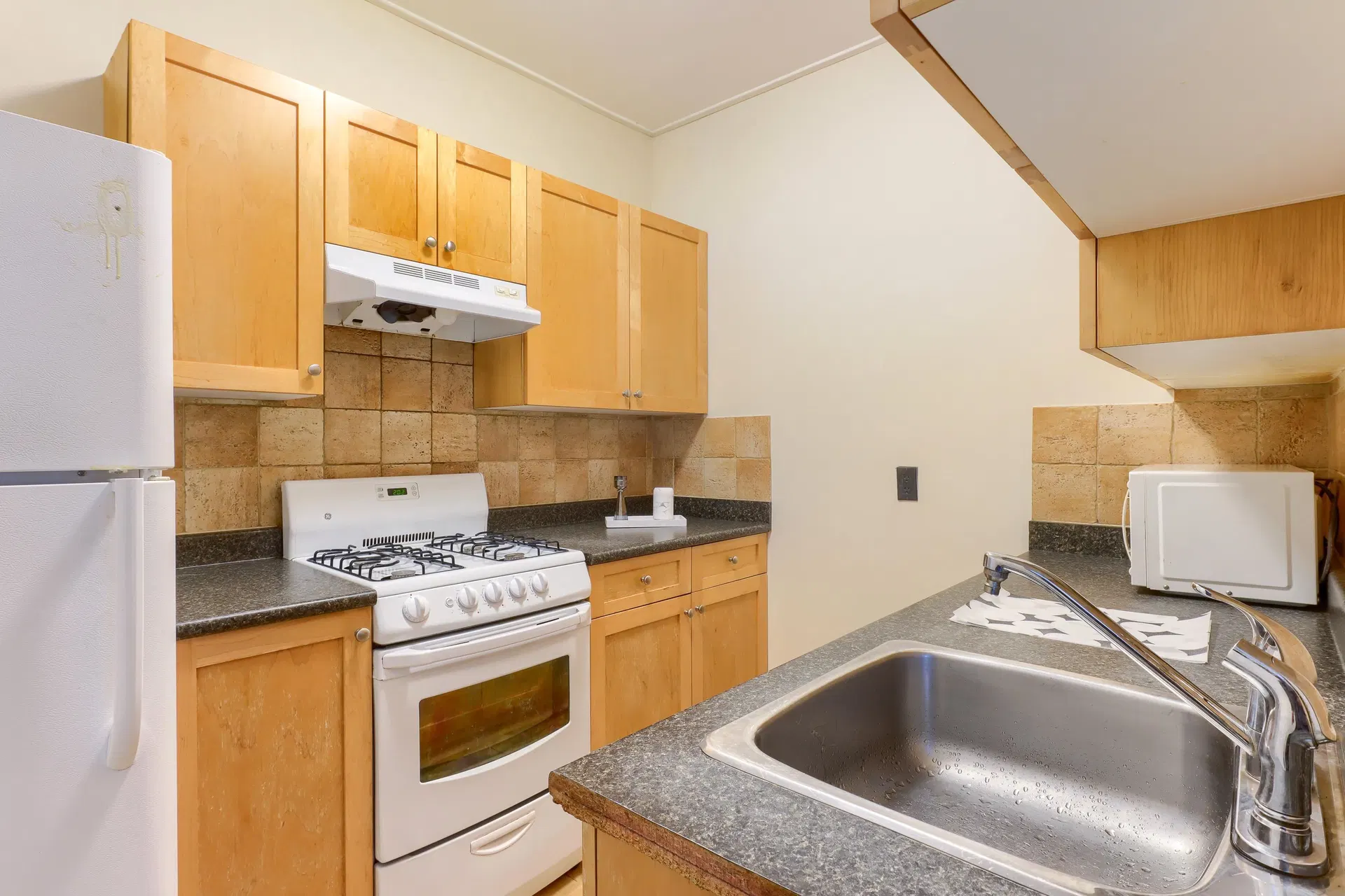 Photo 4 of 15 at #6 – 935 Jervis Street