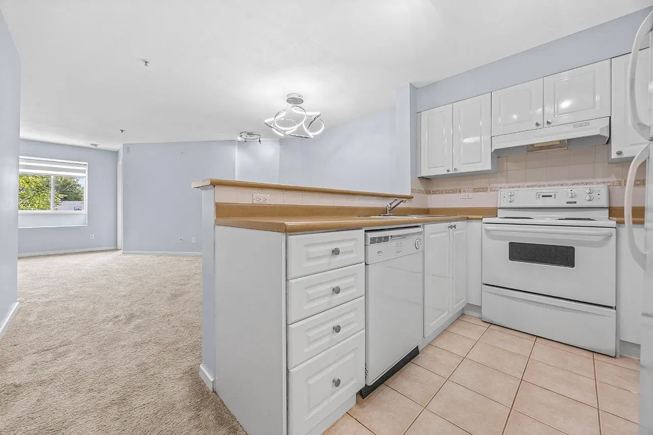Photo 5 of 19 at #211 – 868 Kingsway