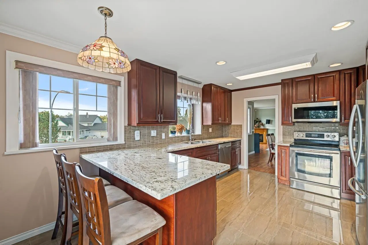 Photo 5 of 27 at 6588 148a Street