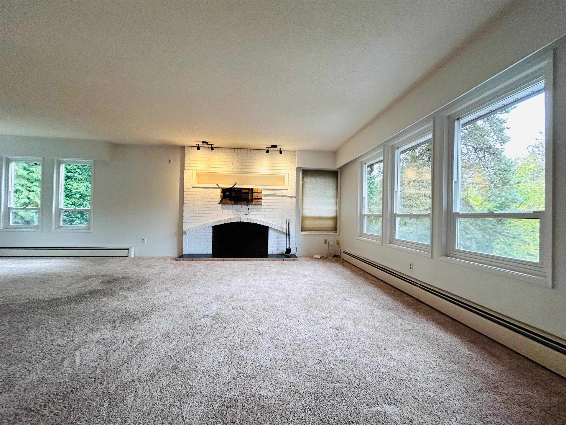Photo 4 of 25 at 1404 Winslow Avenue