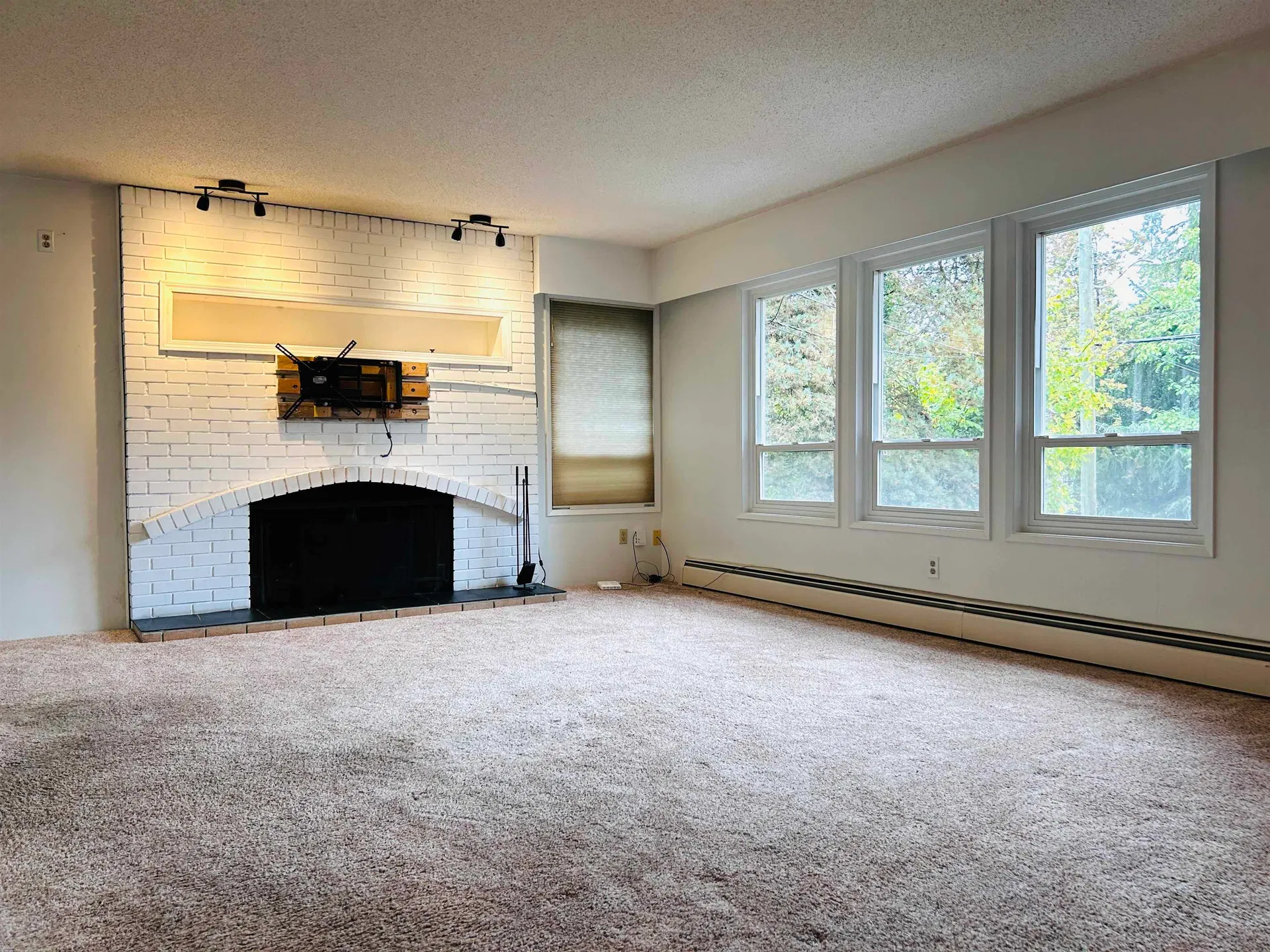 Photo 5 of 25 at 1404 Winslow Avenue