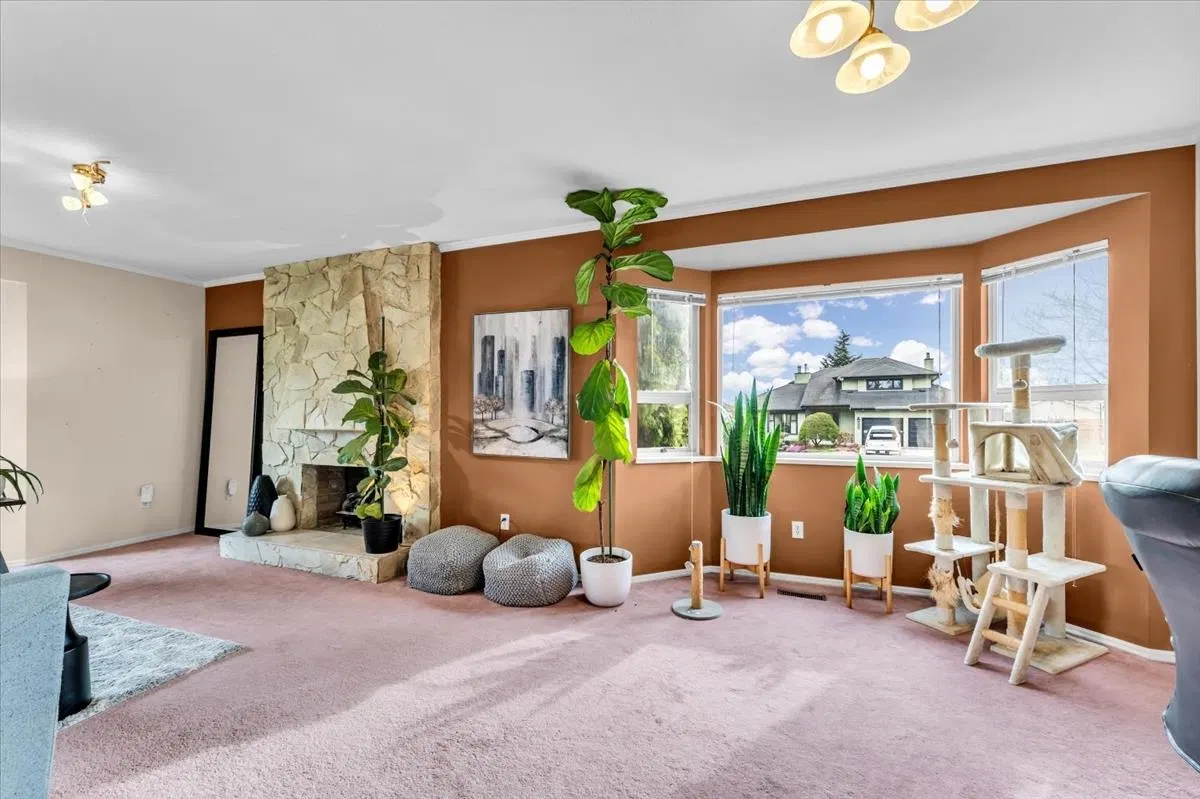 Photo 4 of 16 at 5737 190 Street