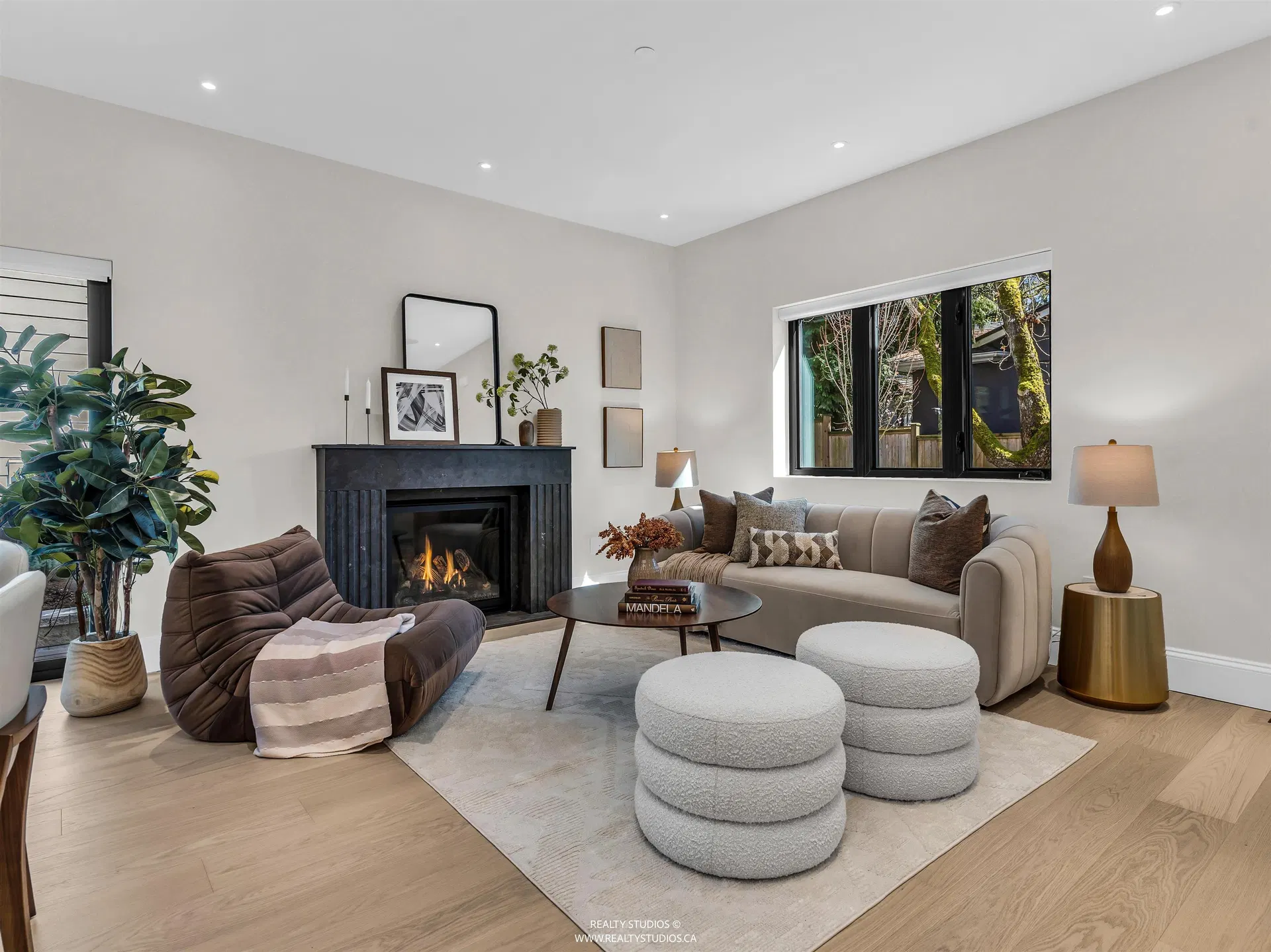 Photo 4 of 39 at #2 – 4088 Maple Crescent