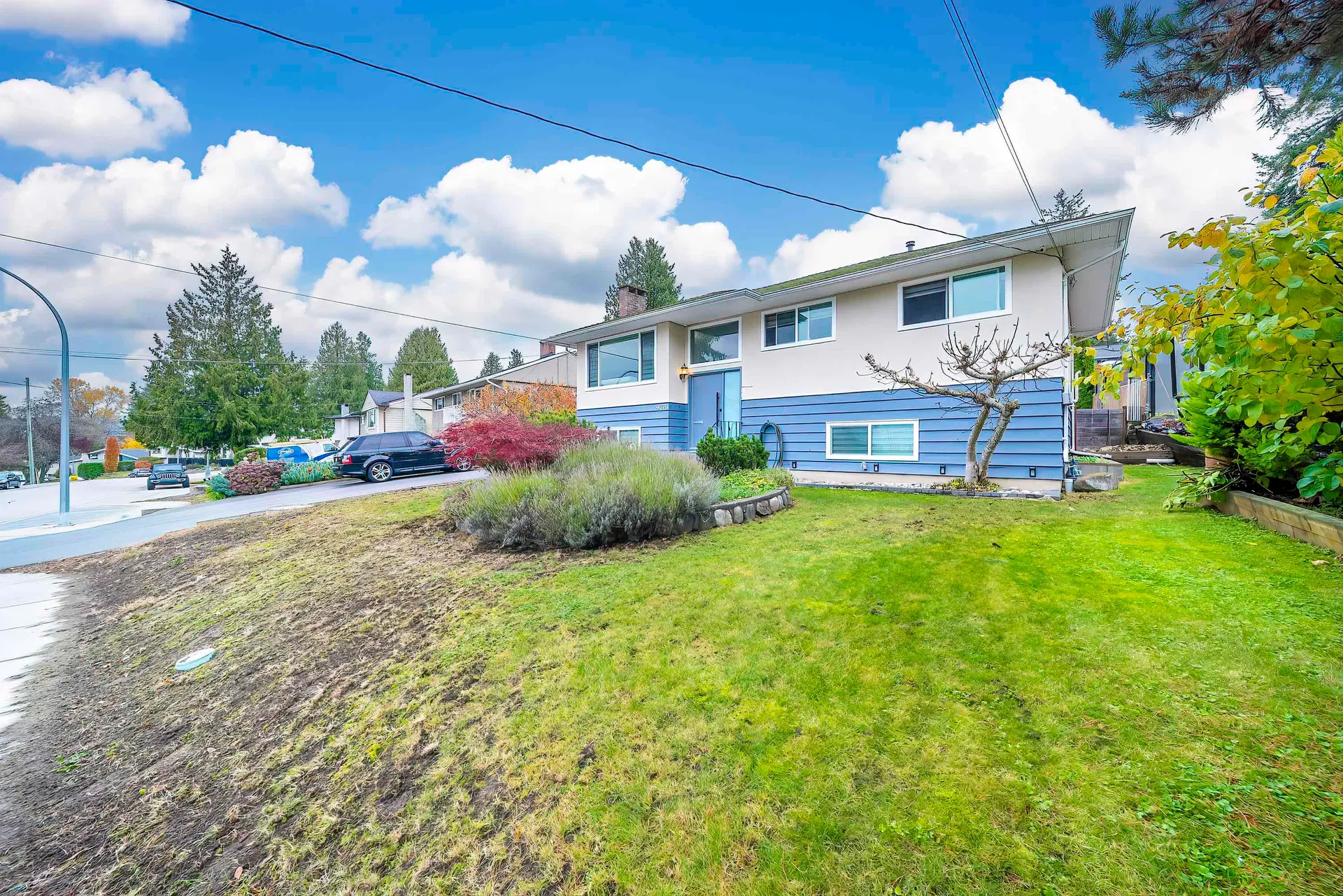 Photo 3 of 39 at 9476 Dawson Crescent