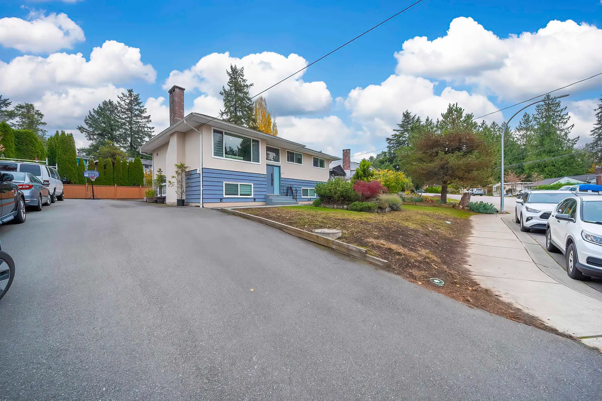 Photo 4 of 39 at 9476 Dawson Crescent