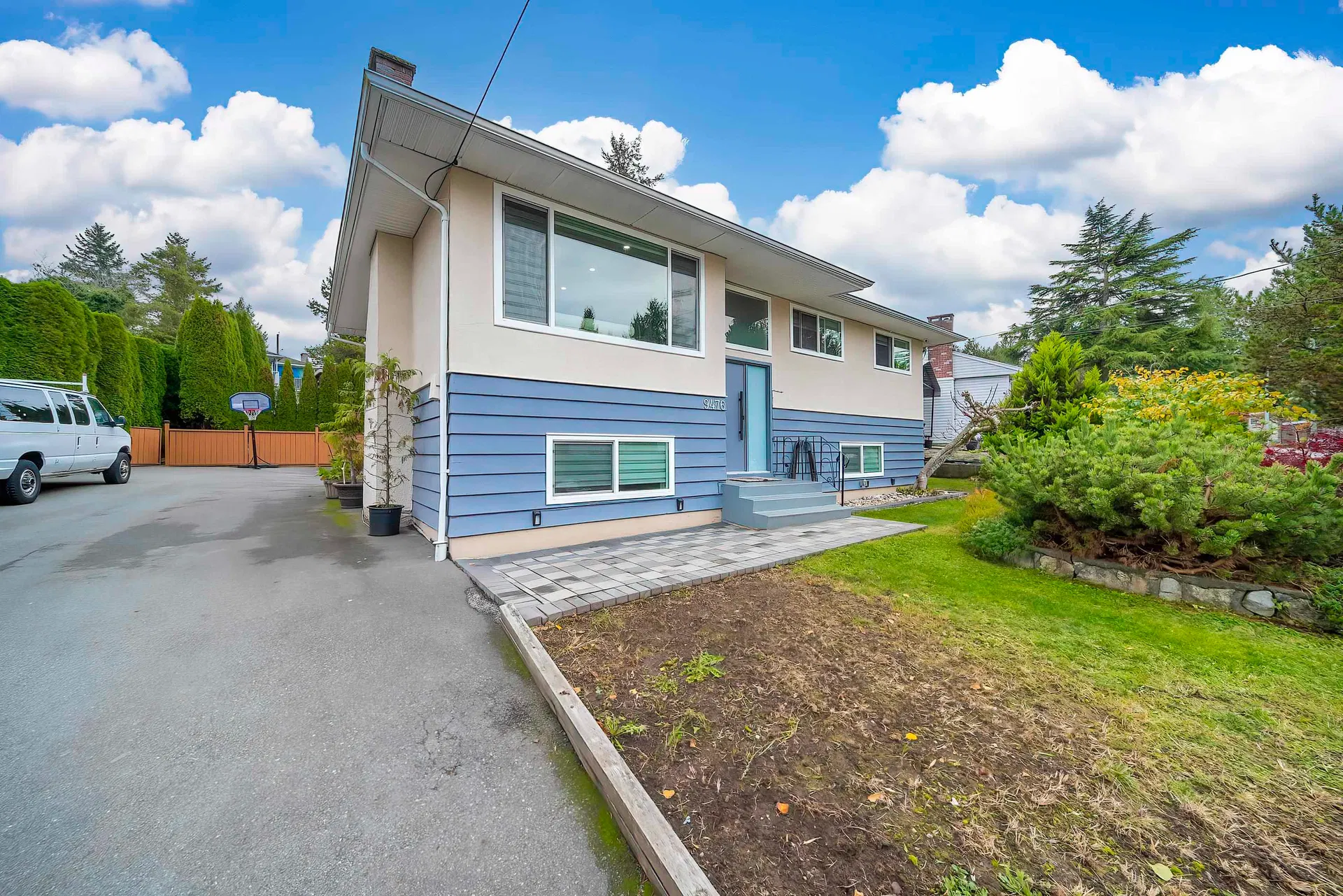 Photo 5 of 39 at 9476 Dawson Crescent