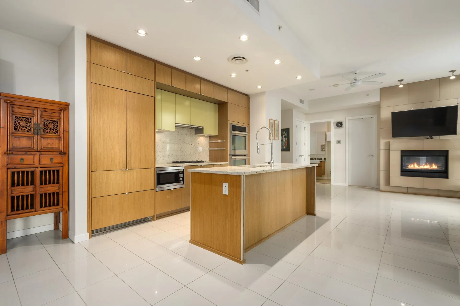 Photo 3 of 30 at #1404 – 1205 Howe Street