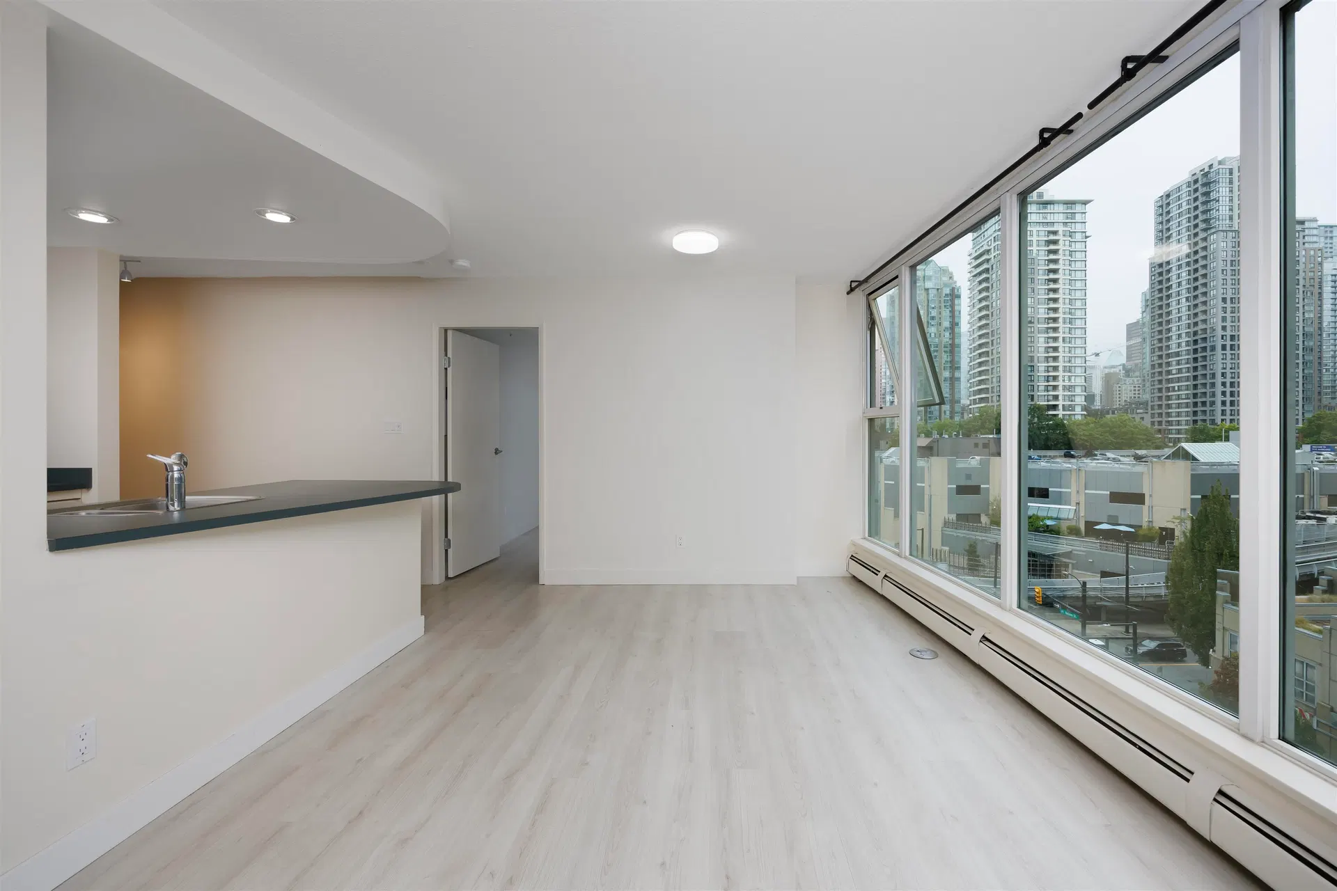 Photo 5 of 18 at #902 – 1008 Cambie Street