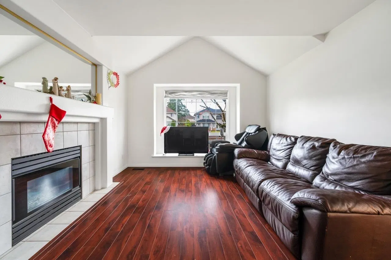 Photo 4 of 23 at 15476 110th Avenue