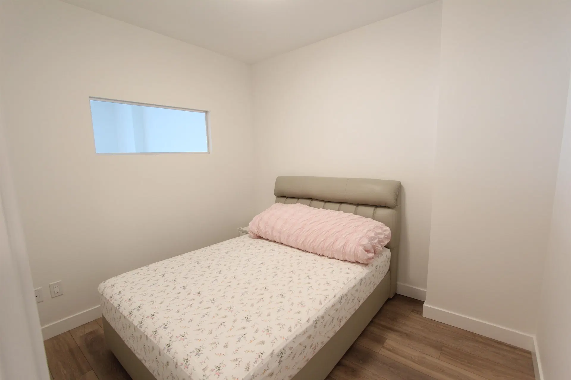 Photo 5 of 12 at #803 – 4433 Alaska Street