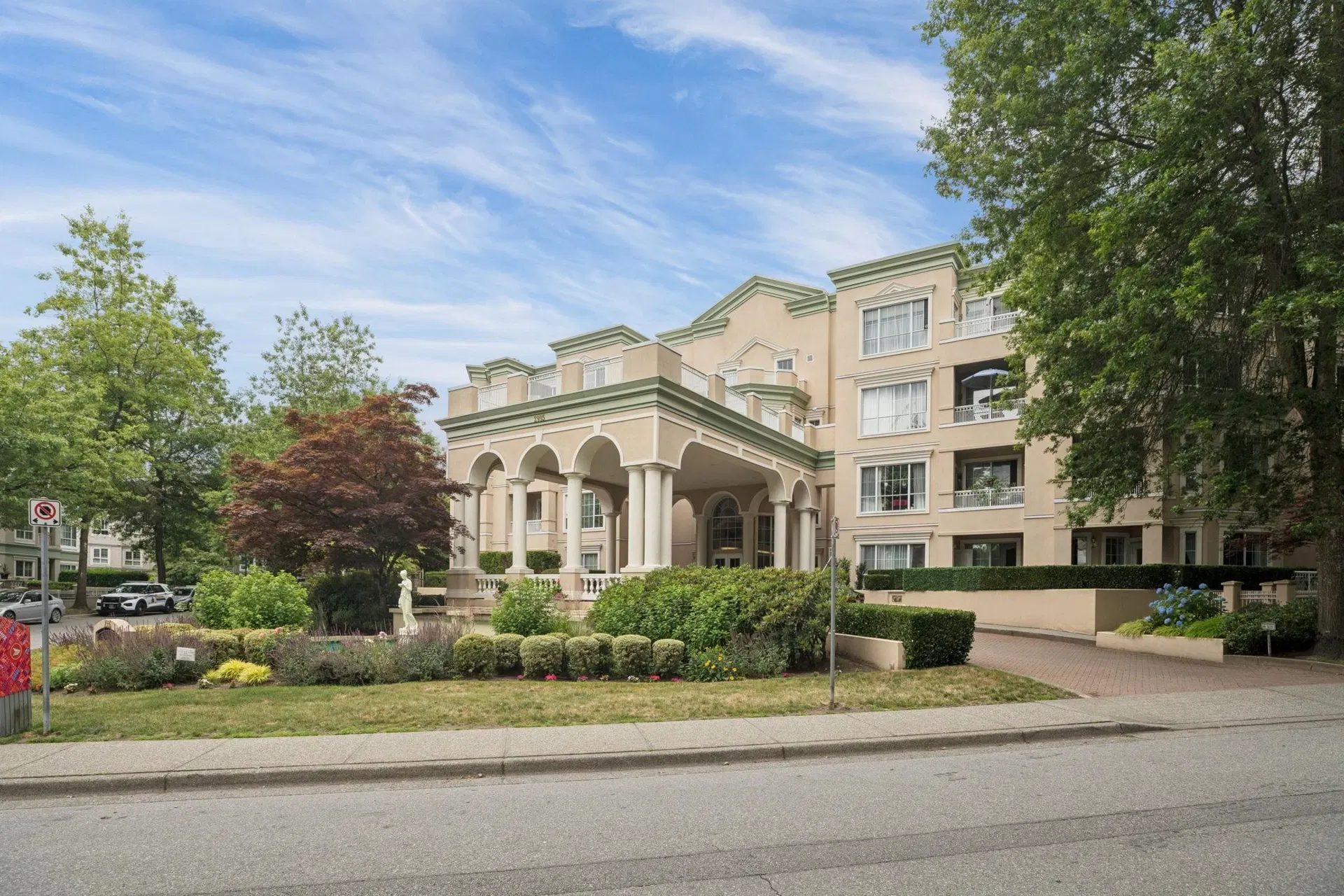 #418 – 2995 Princess Crescent