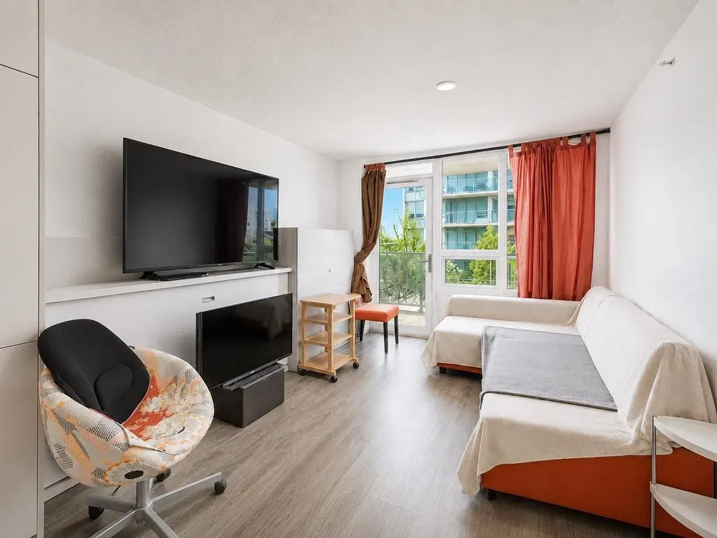 Photo 3 of 9 at #705 – 908 Quayside Drive
