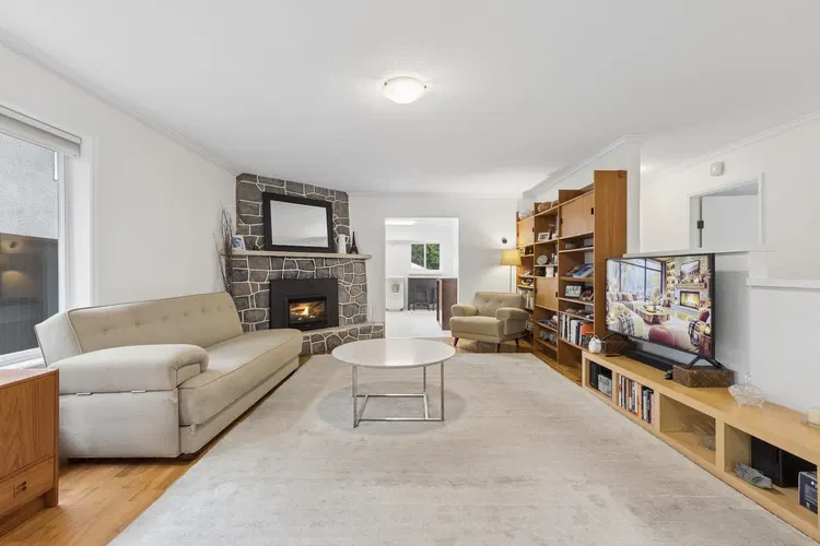 Photo 4 of 33 at 331 E 24th Street