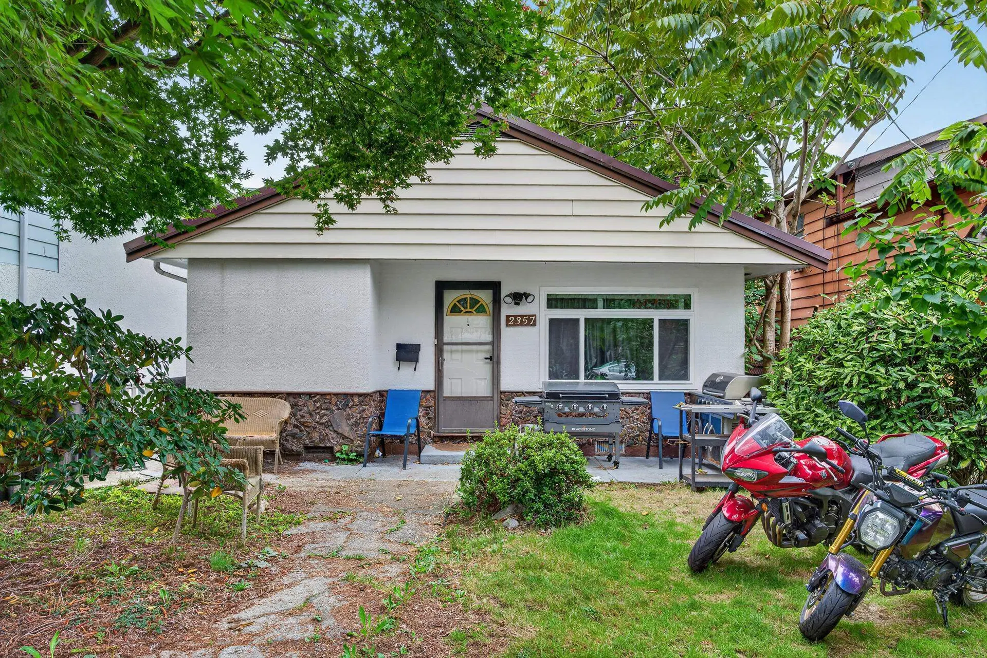 Photo 2 of 14 at 2357 Hawthorne Avenue