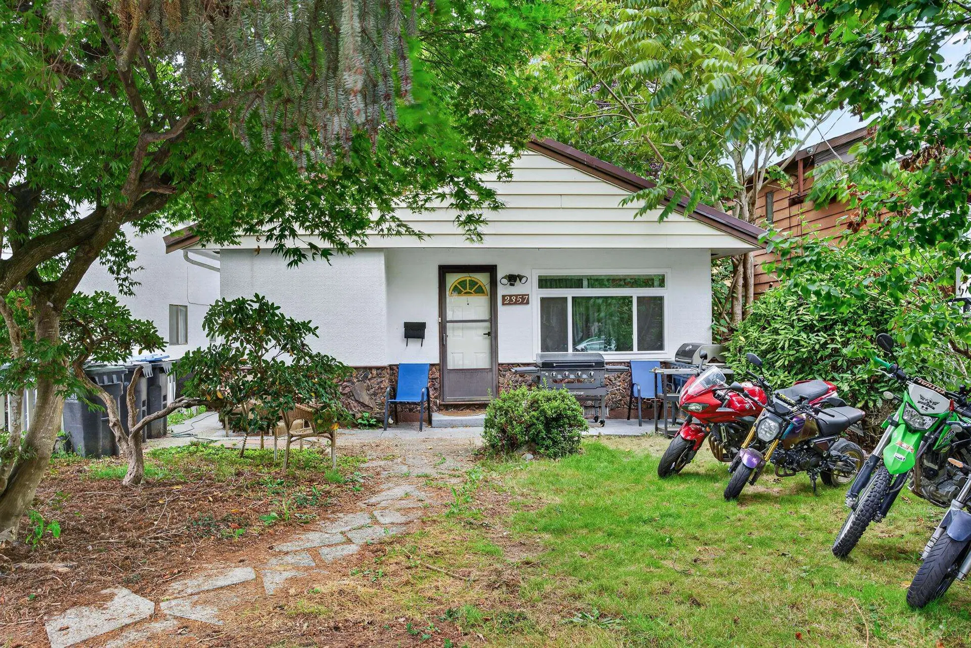 Photo 3 of 14 at 2357 Hawthorne Avenue