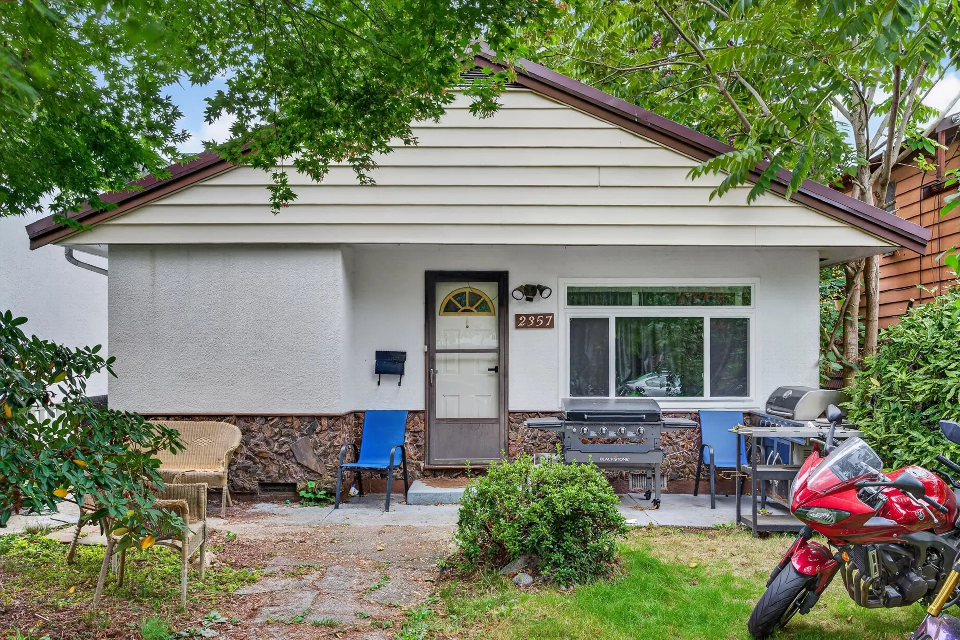 Photo 4 of 14 at 2357 Hawthorne Avenue