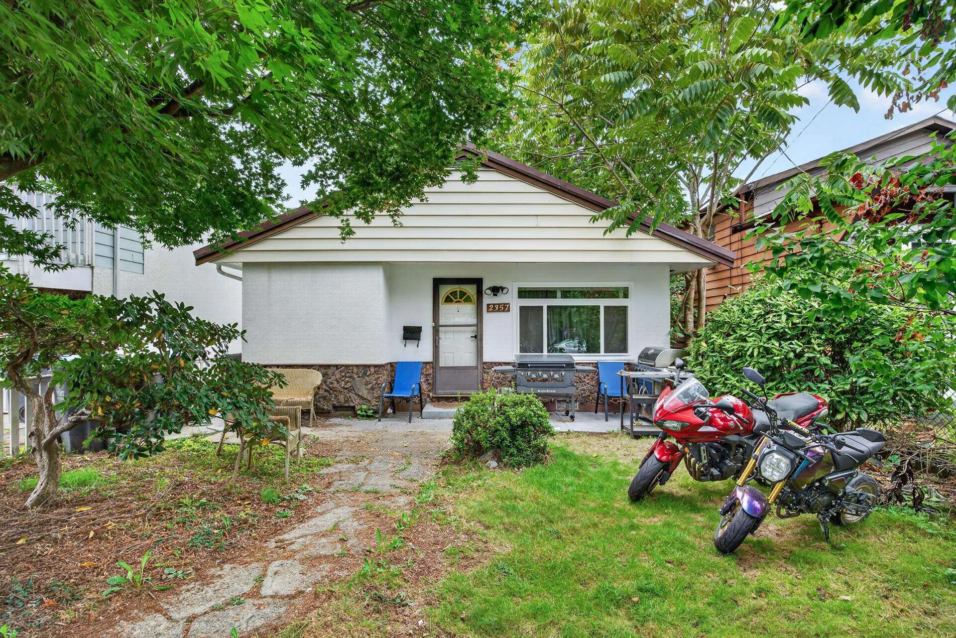 Photo 5 of 14 at 2357 Hawthorne Avenue