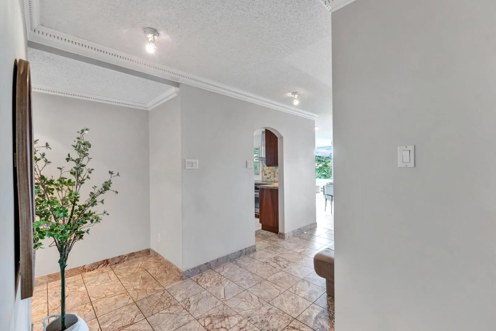 Photo 4 of 33 at #203 – 1675 Hornby Street