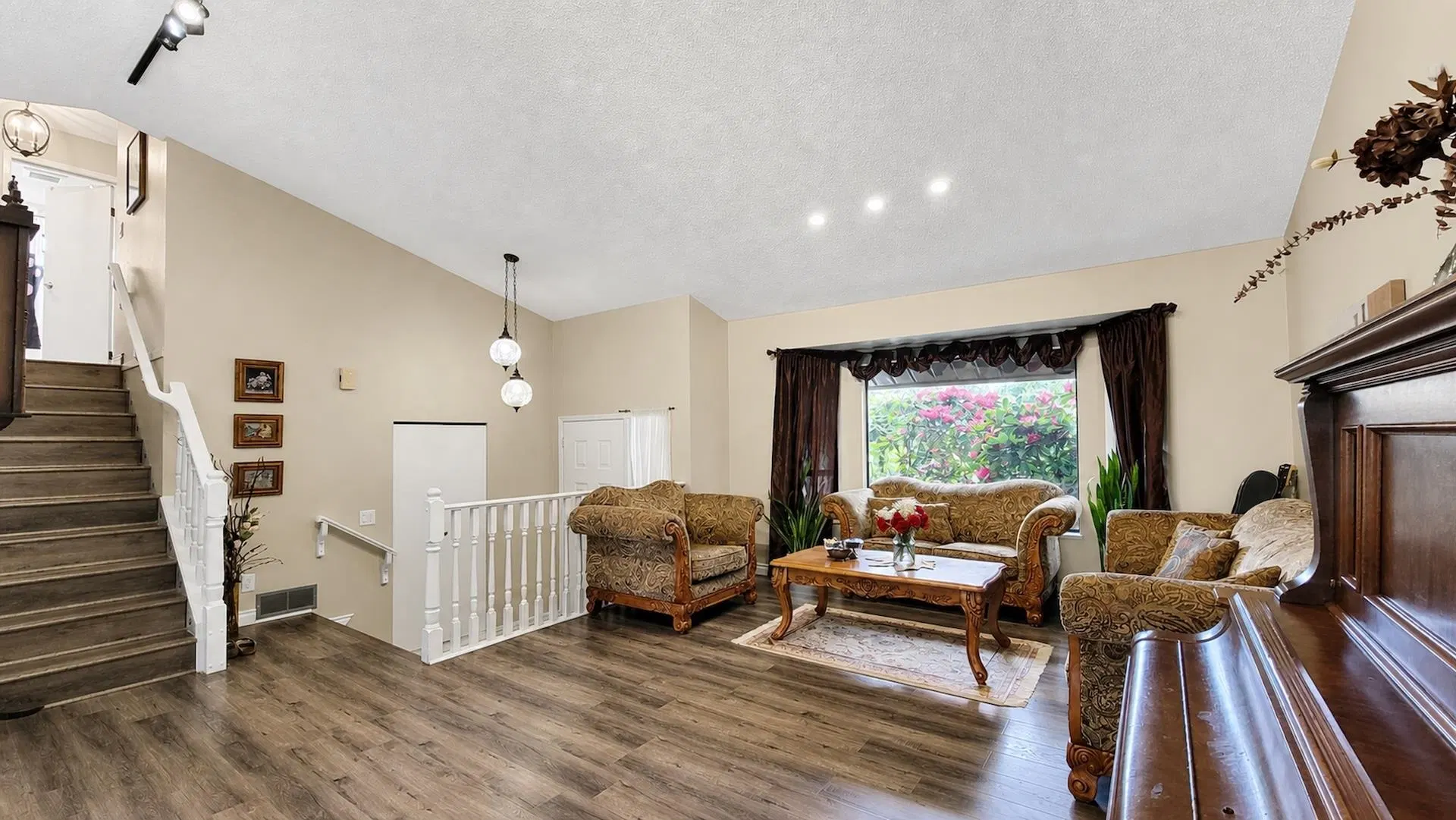 Photo 4 of 40 at 2961 Walton Avenue